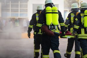 Rescuer Longsor di Alun-Alun
